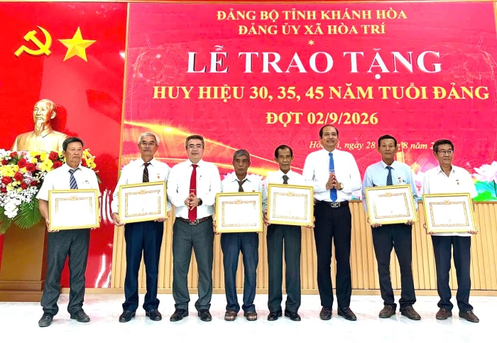 Đảng ủy xã Hòa Trí trao Huy hiệu 30, 35 và 45 tuổi Đảng cho 10 đảng viên