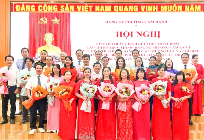 Đảng ủy phường Cam Ranh công bố quyết định thành lập 3 đảng bộ trường học