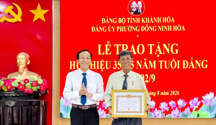 Đảng ủy phường Đông Ninh Hòa tổ chức trao Huy hiệu Đảng cho 30 đảng viên