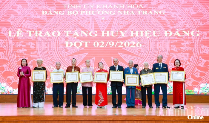 Đảng ủy phường Nha Trang trao Huy hiệu Đảng cho 616 đảng viên