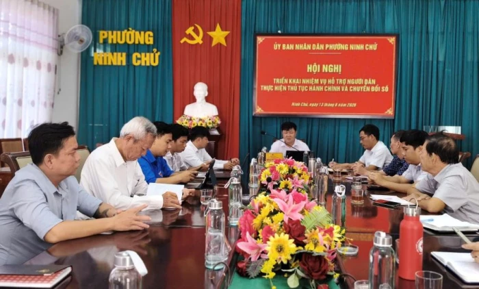 Phường Ninh Chử triển khai hỗ trợ người dân thực hiện thủ tục hành chính và chuyển đổi số