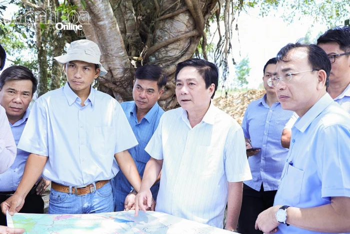 Phó Chủ tịch Thường trực HĐND tỉnh Lữ Thanh Hải khảo sát các khu đất thực hiện dự án điện gió