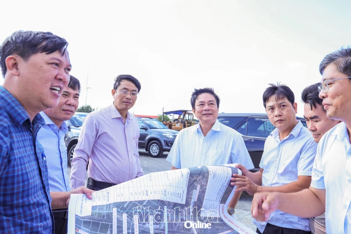 Phó Chủ tịch Thường trực HĐND tỉnh Lữ Thanh Hải khảo sát các khu đất thực hiện dự án năng lượng