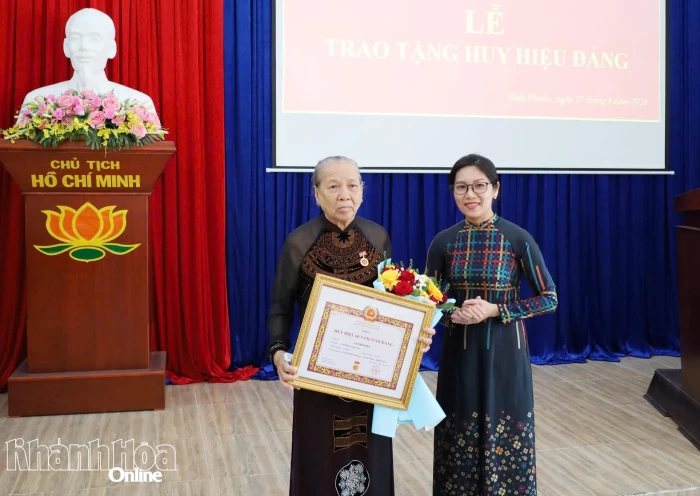 Đảng ủy xã Ninh Phước trao Huy hiệu Đảng cho 38 đảng viên