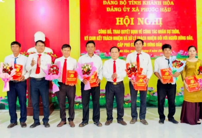 Đảng ủy xã Phước Hậu công bố quyết định cấp ủy 18 chi bộ thôn