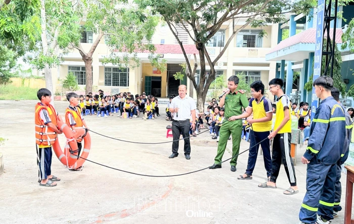 Hơn 500 thanh thiếu nhi xã Phước Hữu được hướng dẫn kỹ năng sống an toàn