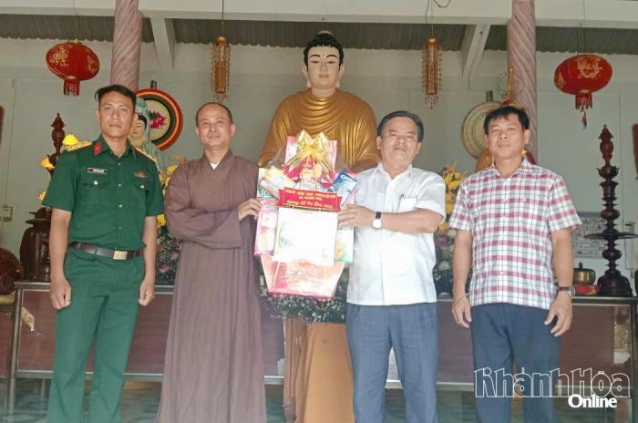 Lãnh đạo xã Phước Hữu thăm, tặng quà các cơ sở Phật giáo nhân dịp lễ Vu Lan