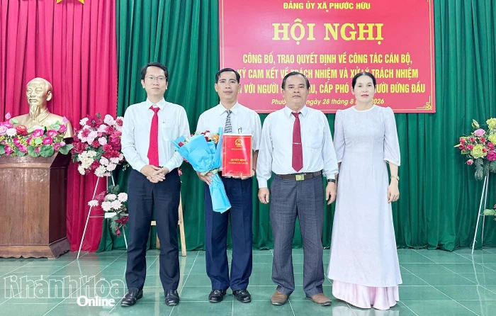 Xã Phước Hữu công bố các quyết định về công tác cán bộ