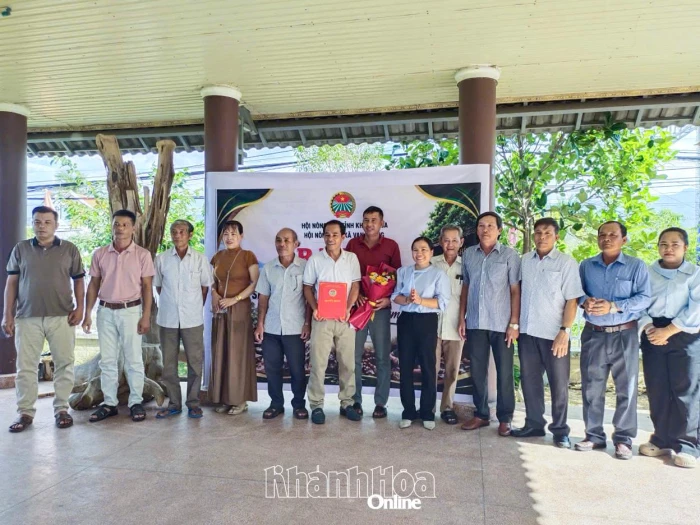Xã Vạn Thắng ra mắt câu lạc bộ nông dân giỏi gắn với làng nghề xoi trầm hương