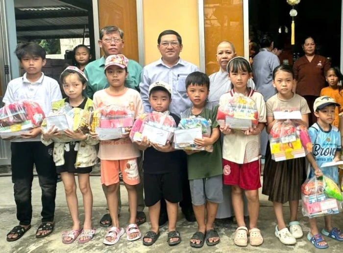 Trao 200 suất quà cho học sinh, người dân có hoàn cảnh khó khăn tại xã Nam Ninh Hòa