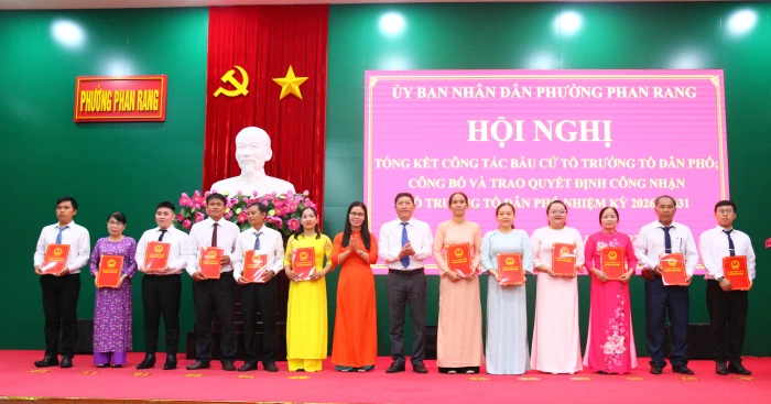 UBND phường Phan Rang trao quyết định công nhận 31 tổ trưởng tổ dân phố