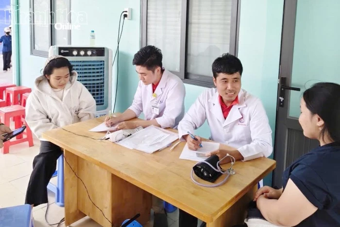 Khám sàng lọc bệnh tan máu bẩm sinh, thiếu máu, thiếu sắt cho 110 người dân xã Vạn Hưng