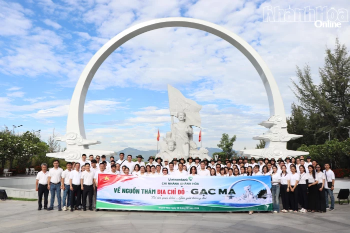 Vietcombank Chi nhánh Khánh Hòa dâng hương, dâng hoa tại Khu tưởng niệm chiến sĩ Gạc Ma