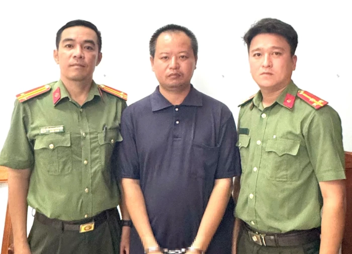 Công an xã Nam Ninh Hòa bàn giao đối tượng lẩn trốn sau vụ trọng án cho Công an TP. Đồng Nai