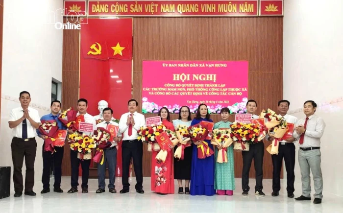 Xã Vạn Hưng công bố quyết định thành lập 3 trường học và kiện toàn đội ngũ cán bộ quản lý