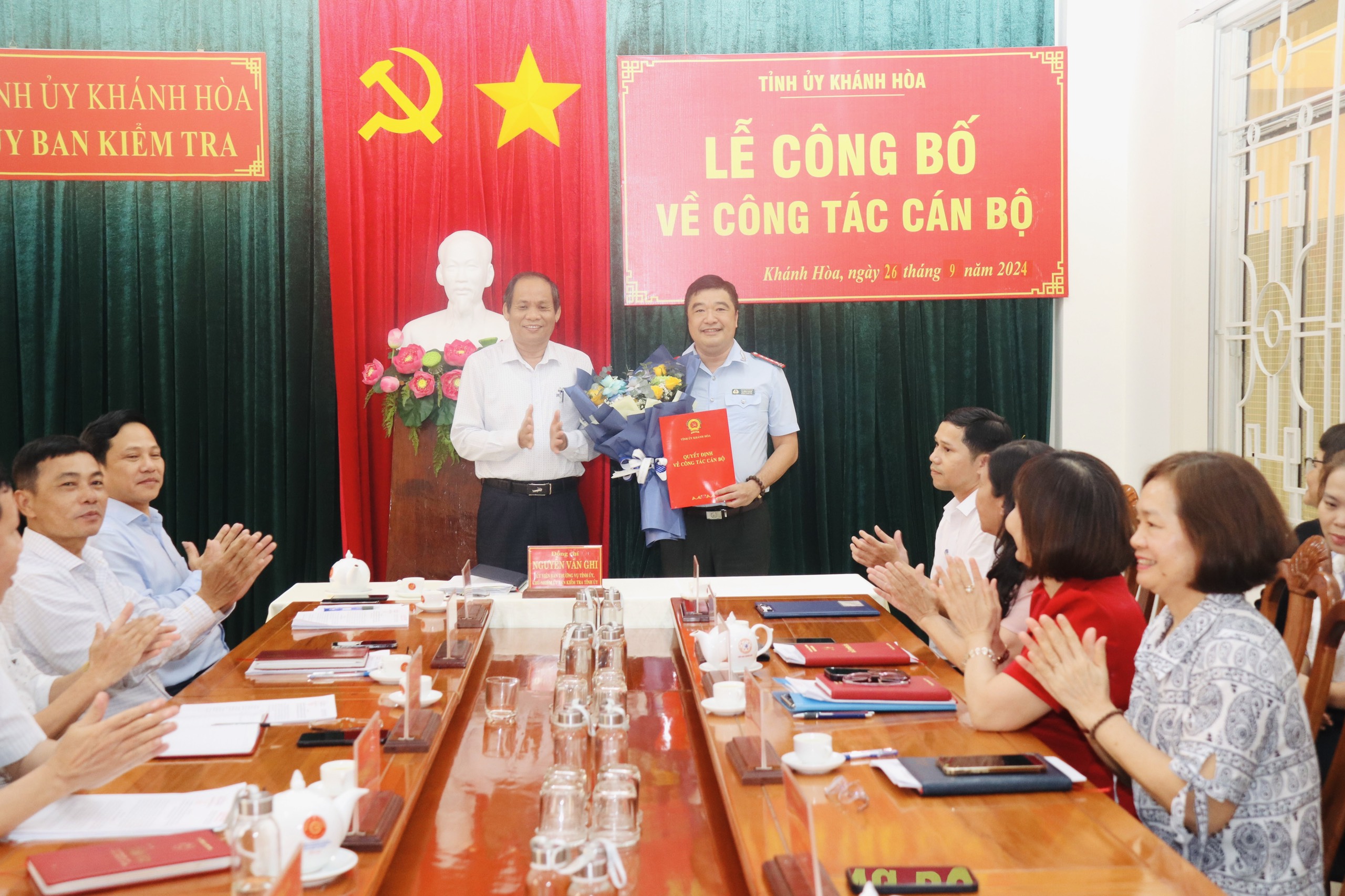 Trao quyết định chuẩn y Ủy viên Ủy ban Kiểm tra Tỉnh ủy Khánh Hòa cho ông Tạ Hồng Quang