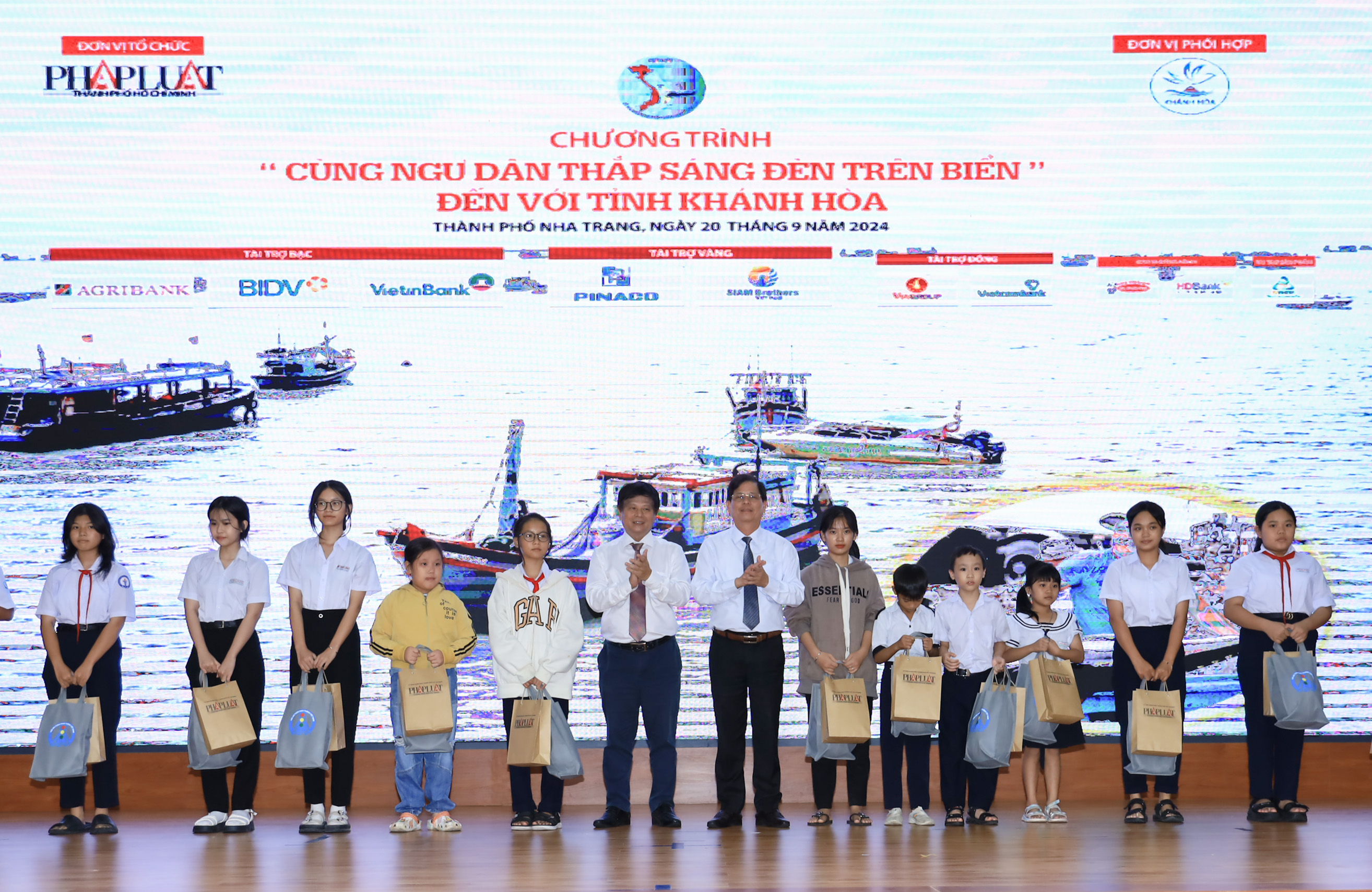 Chương trình “Cùng ngư dân thắp sáng đèn trên biển” trao tặng 200 phần quà cho ngư dân Khánh Hòa