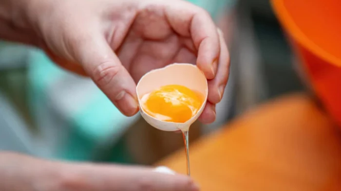 Có nên cho trứng vào ngăn đá để tách lòng đỏ dễ dàng hơn không?