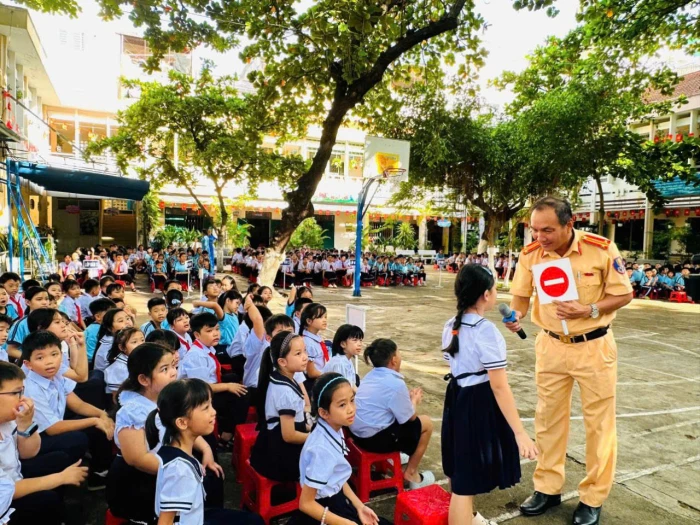 Phòng Cảnh sát giao thông Công an tỉnh Khánh Hòa: Tuyên truyền về trật tự an toàn giao thông tại 4 trường học