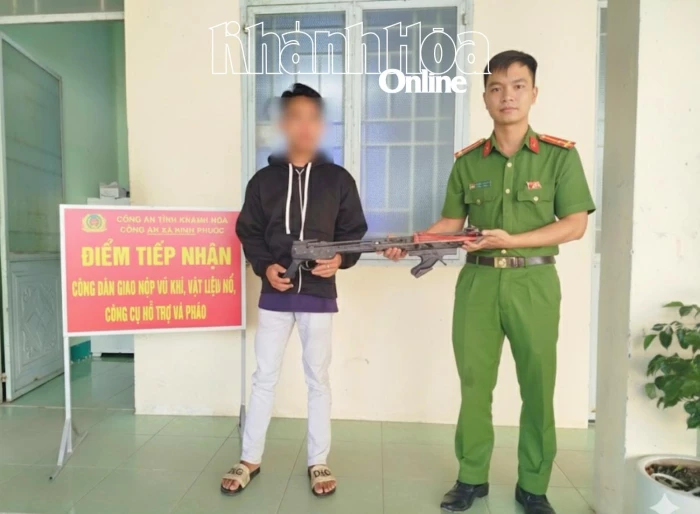 Công an xã Ninh Phước tiếp nhận một số vũ khí tự chế do người dân tự nguyện giao nộp