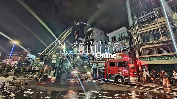 Nỗ lực chữa cháy căn nhà trên đường Thái Nguyên (phường Nha Trang)