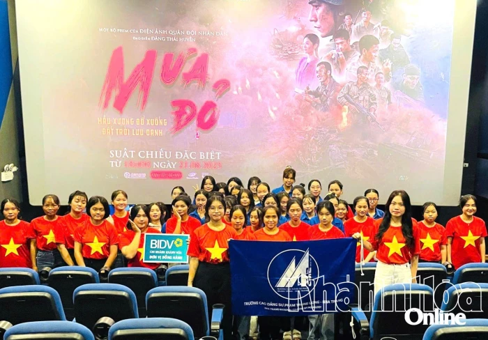 Trường Cao đẳng Sư phạm Trung ương - Nha Trang tổ chức cho hơn 1.500 sinh viên xem phim “Mưa đỏ”