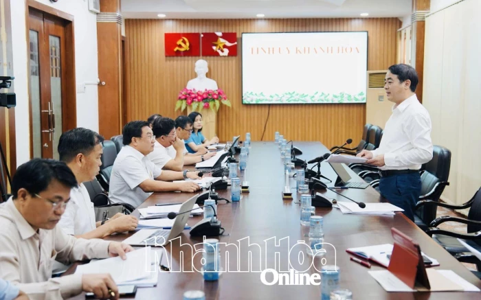 Bí thư Tỉnh ủy Nghiêm Xuân Thành nghe báo cáo các nội dung liên quan đến năng lượng và công nghiệp