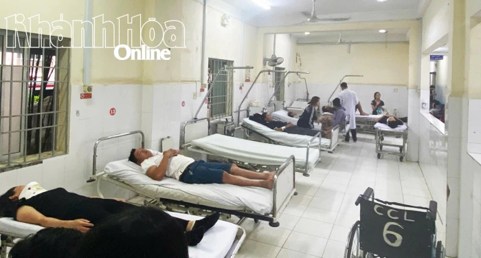 Xe tải tông đuôi xe khách, 13 hành khách nhập viện