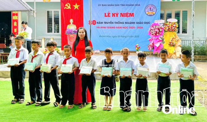 Hội Liên hiệp Phụ nữ xã Đại Lãnh tặng 13 suất quà cho học sinh khó khăn, mồ côi