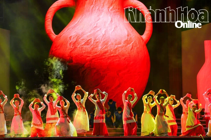 Hàng nghìn khán giả theo dõi La Tiên Show - The Cội