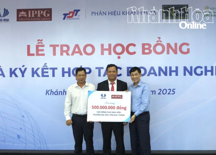 Phân hiệu Trường Đại học Tôn Đức Thắng tại Khánh Hòa trao học bổng cho tân sinh viên và ký kết hợp tác