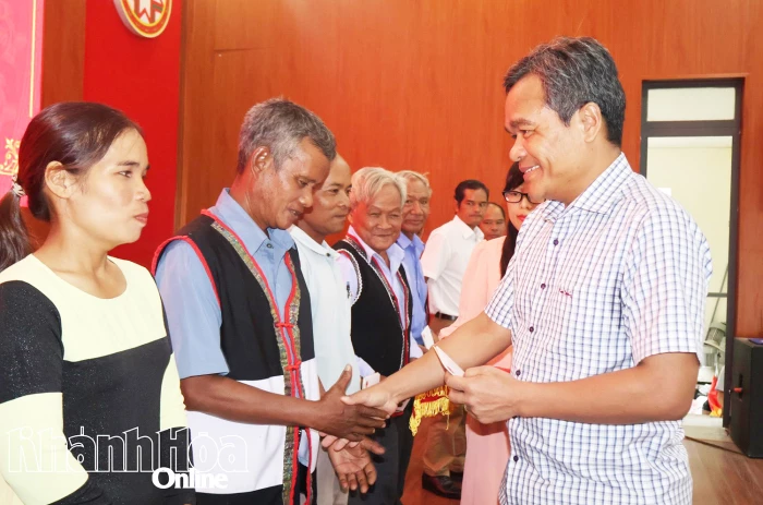 Đồng chí Hồ Văn Niên kiểm tra công tác dân tộc và tín ngưỡng, tôn giáo tại xã Khánh Sơn