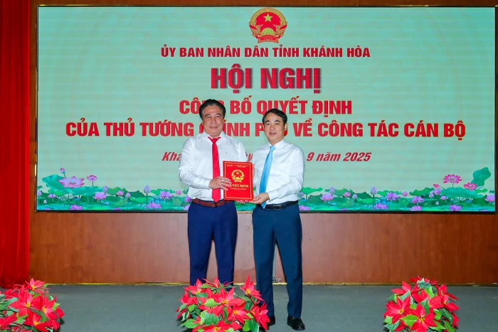 Trao quyết định của Thủ tướng Chính phủ phê chuẩn đồng chí Nguyễn Khắc Toàn giữ chức vụ Chủ tịch UBND tỉnh Khánh Hòa