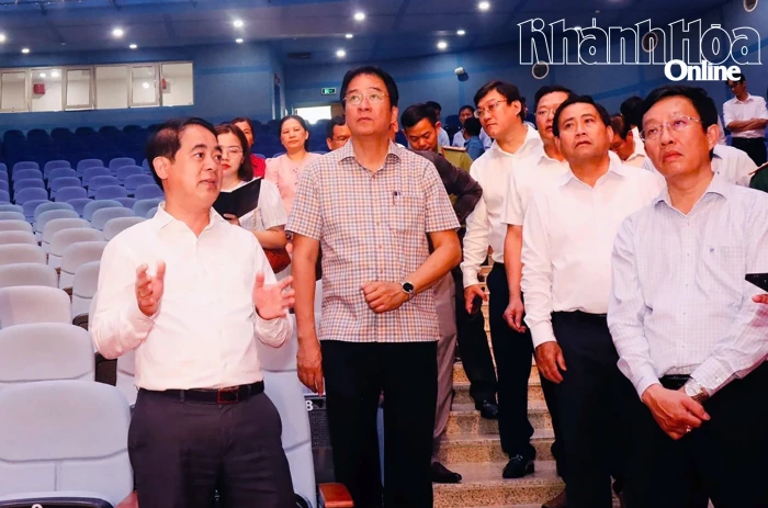 Bí thư Tỉnh ủy Nghiêm Xuân Thành kiểm tra công tác chuẩn bị Đại hội Đảng bộ tỉnh tại Cung Văn hóa thiếu nhi tỉnh