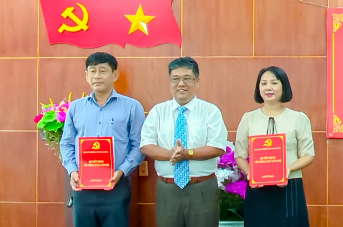 Đảng ủy phường Tây Nha Trang trao quyết định về công tác cán bộ