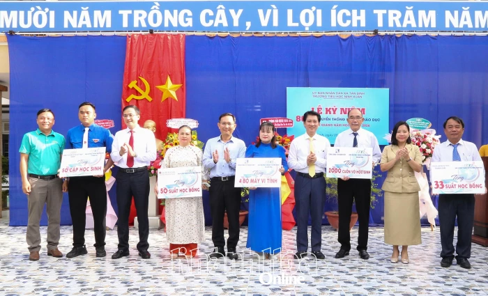 Báo và Phát thanh, Truyền hình Khánh Hòa cùng các đơn vị trao học bổng cho học sinh nhân dịp năm học mới