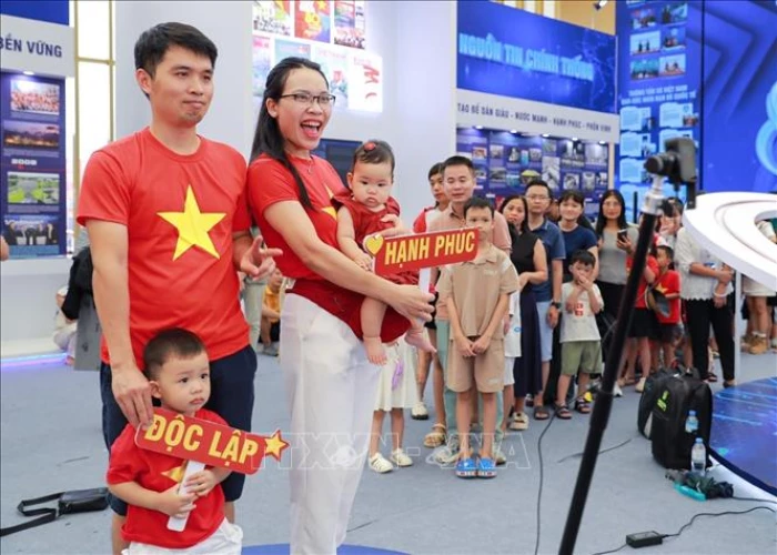 Triển lãm thành tựu đất nước mỗi ngày đón hàng trăm nghìn lượt khách tham quan