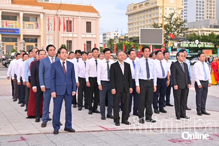 Gần 500 đại biểu tham gia Lễ chào cờ tháng 9