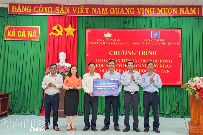 Chi nhánh Xăng dầu Ninh Thuận trao 100 triệu đồng tài trợ học bổng cho học sinh có hoàn cảnh khó khăn xã Cà Ná