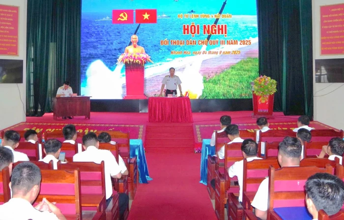 Phó Tư lệnh Vùng 4 Hải quân đối thoại dân chủ với cán bộ, chiến sĩ Lữ đoàn 685