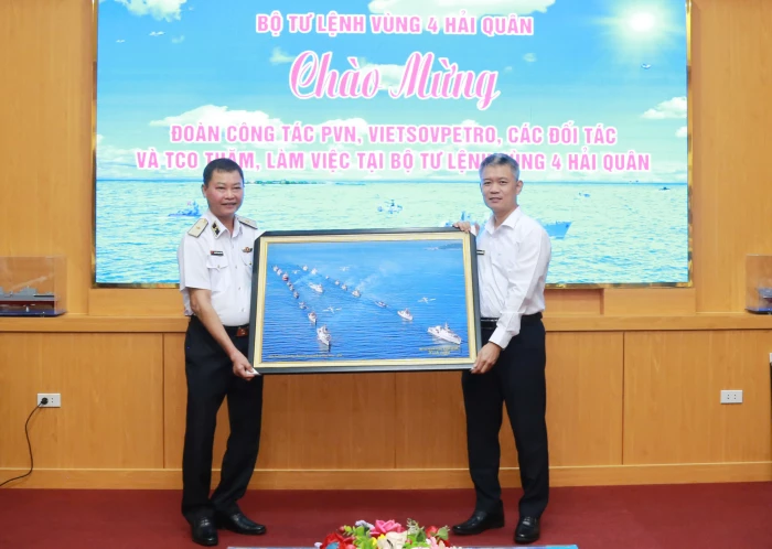 Bộ Tư lệnh Vùng 4 Hải quân làm việc và tuyên truyền biển, đảo đến các đoàn công tác