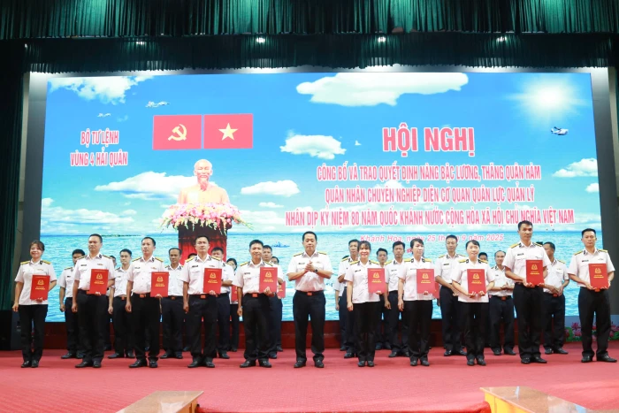Vùng 4 Hải quân và các đơn vị trao quyết định nâng bậc lương, thăng quân hàm quân nhân chuyên nghiệp