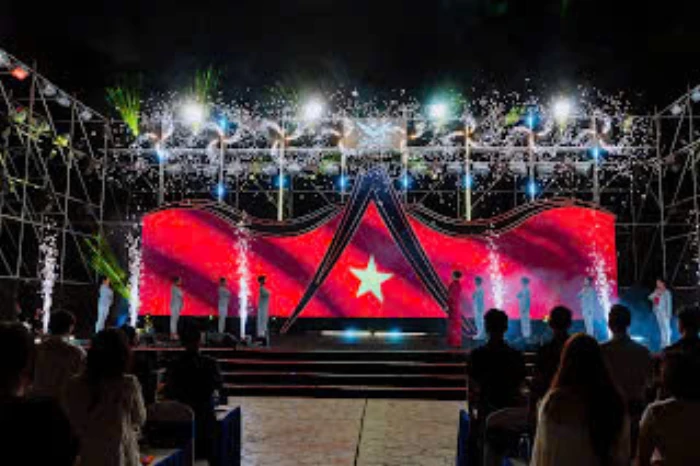 Nha Trang có một đêm nhạc "quốc dân": Hàng nghìn khán giả hòa nhịp hát “Tiến quân ca” tại concert