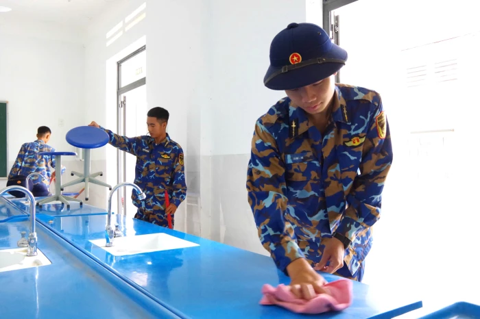 Các đơn vị hải quân hỗ trợ Trường Phổ thông Dân tộc nội trú THCS Cam Ranh chuẩn bị năm học mới
