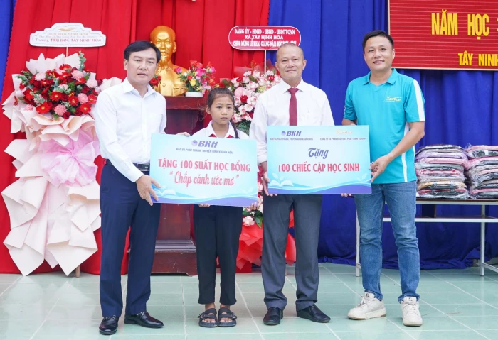 Báo và Phát thanh, Truyền hình Khánh Hòa cùng các đơn vị trao 100 suất học bổng tại xã Tây Ninh Hòa
