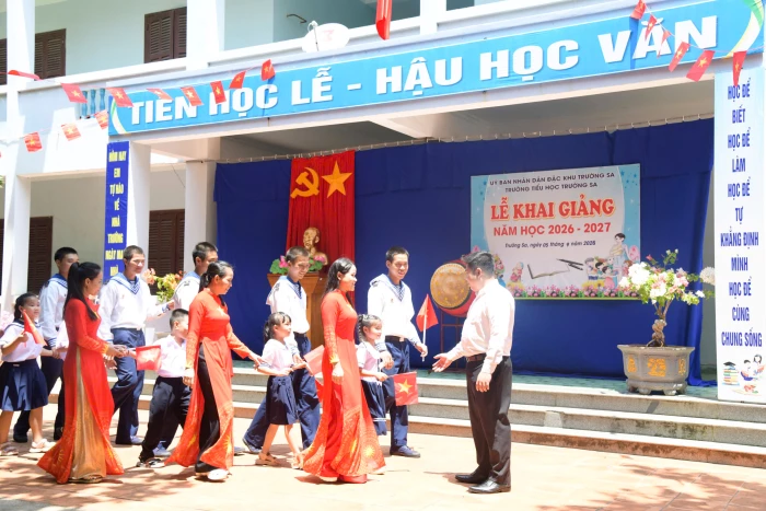 Rộn ràng khai giảng năm học mới ở đặc khu Trường Sa
