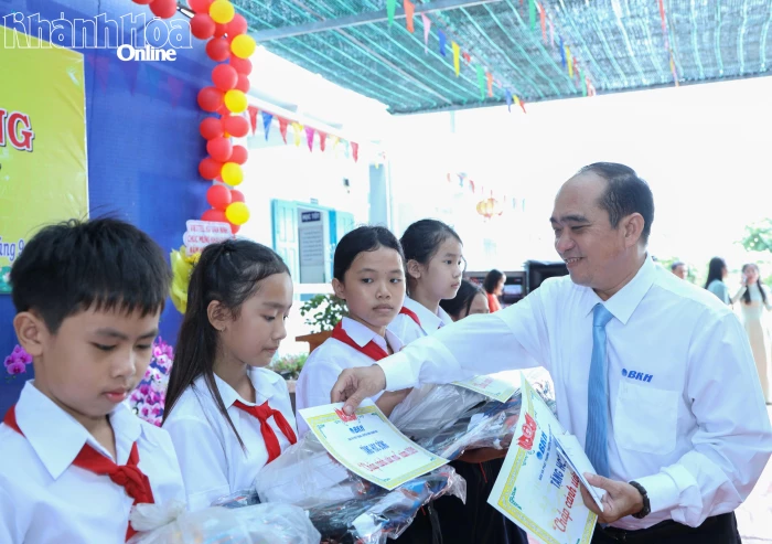 Báo và Phát thanh, Truyền hình Khánh Hòa trao 40 suất học bổng “Chắp cánh ước mơ” cho học sinh xã Đại Lãnh
