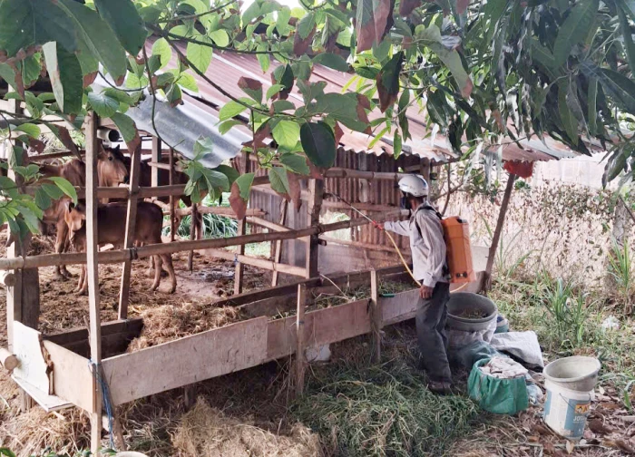 Xã Ninh Phước thực hiện tổng vệ sinh, khử trùng, tiêu độc môi trường chăn nuôi đợt 2