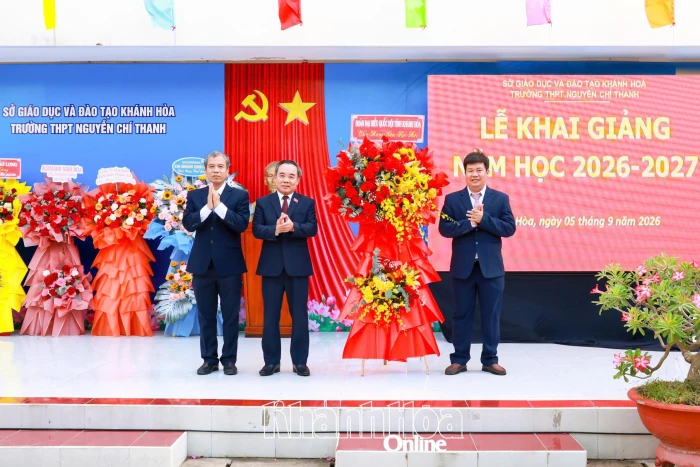 Phó Trưởng đoàn chuyên trách Đoàn Đại biểu Quốc hội tỉnh Lê Hữu Trí dự lễ khai giảng tại Trường THPT Nguyễn Chí Thanh