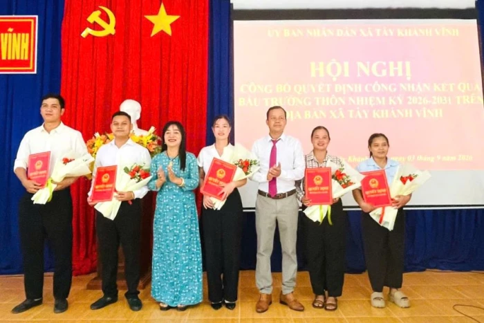 Xã Tây Khánh Vĩnh trao quyết định công nhận kết quả bầu cử trưởng thôn